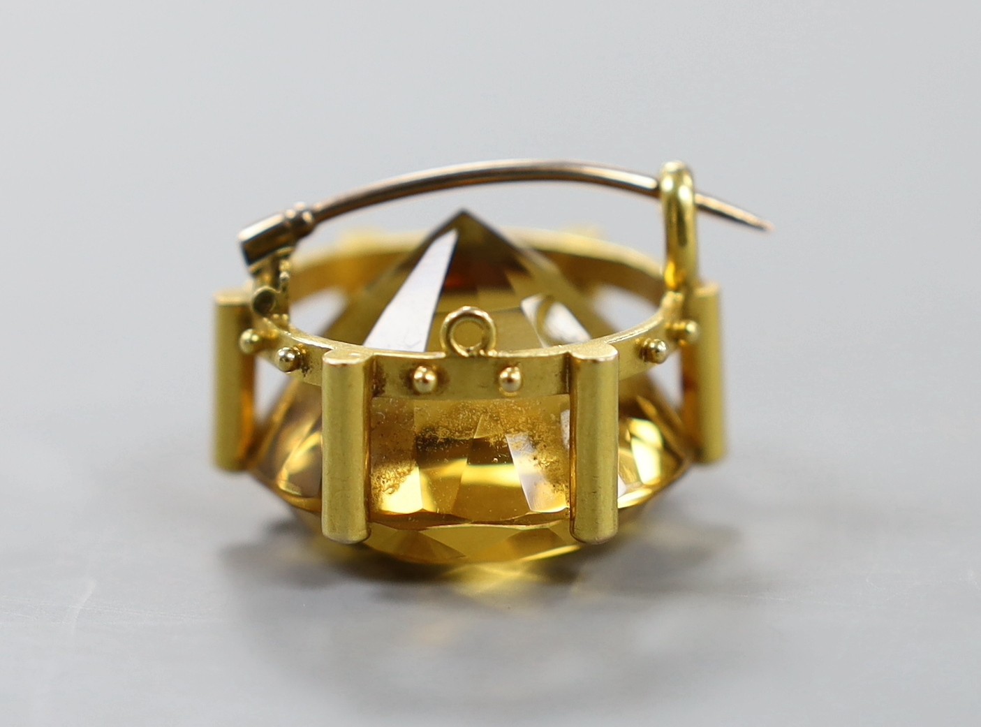 A yellow metal mounted round cut citrine set brooch, 24mm, gross weight 15.4 grams.